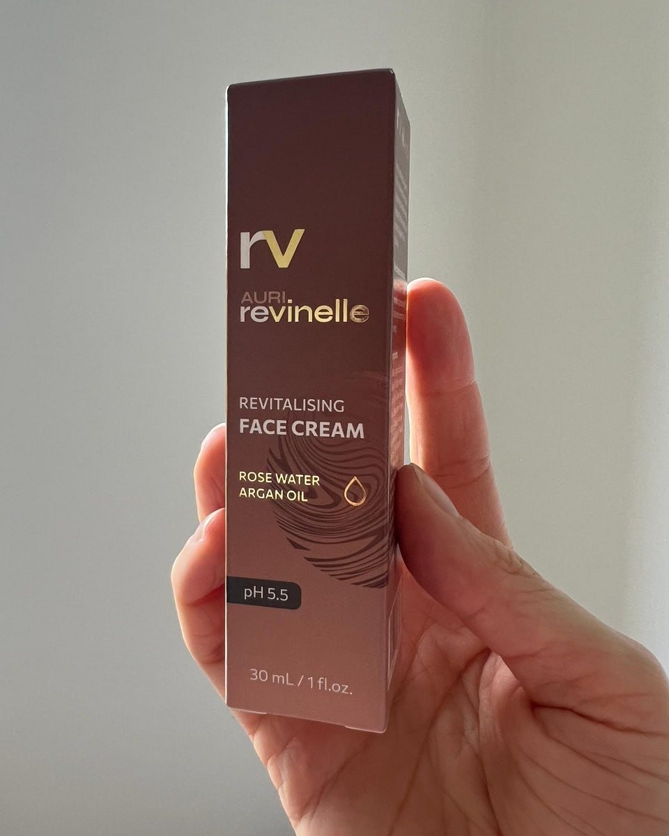 Confezione di Revinelle tenuta in mano