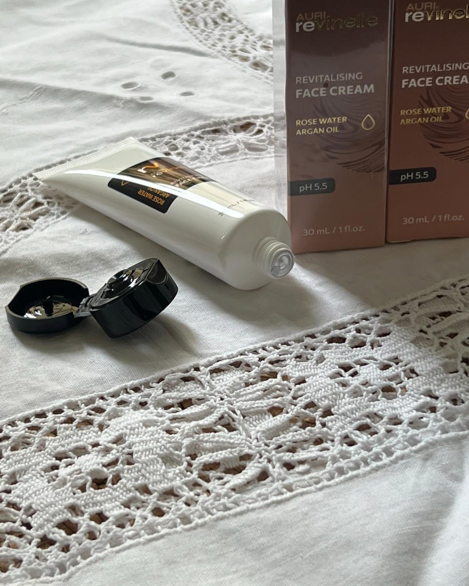 Tubo di Revinelle con tappo nero accanto alle confezioni