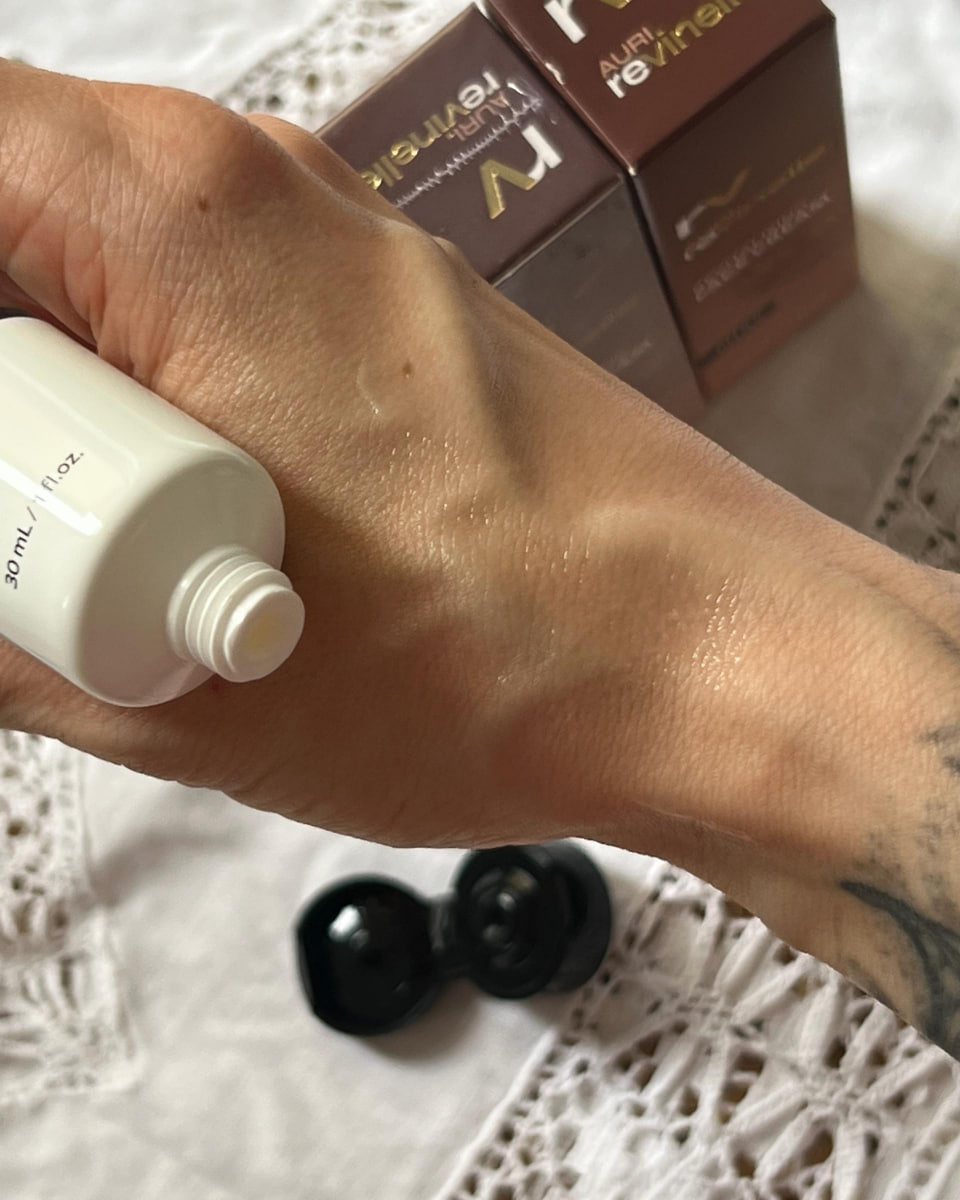 Applicazione della crema Revinelle dal tubo