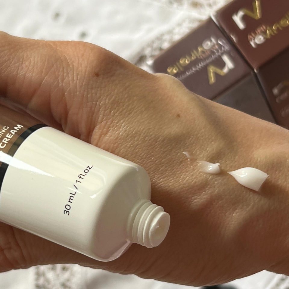 Texture della crema Revinelle sulla pelle